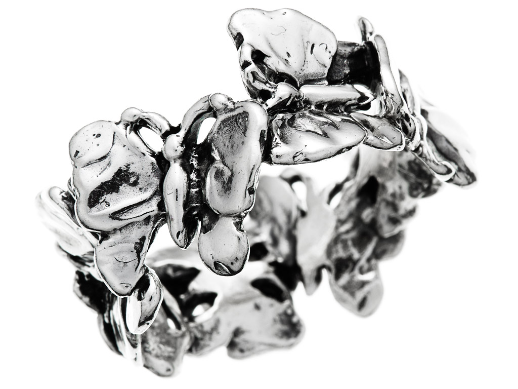 Giovanni Raspini. Primavera Estate 2017. Nella foto l’anello a fascia della collezione Farfalle. La particolare texture delle ali ci regala un gioiello luminoso e dalle eleganti superfici. La collezione è composta da: due collane, il pendente, il bracciale e i tre anelli.
