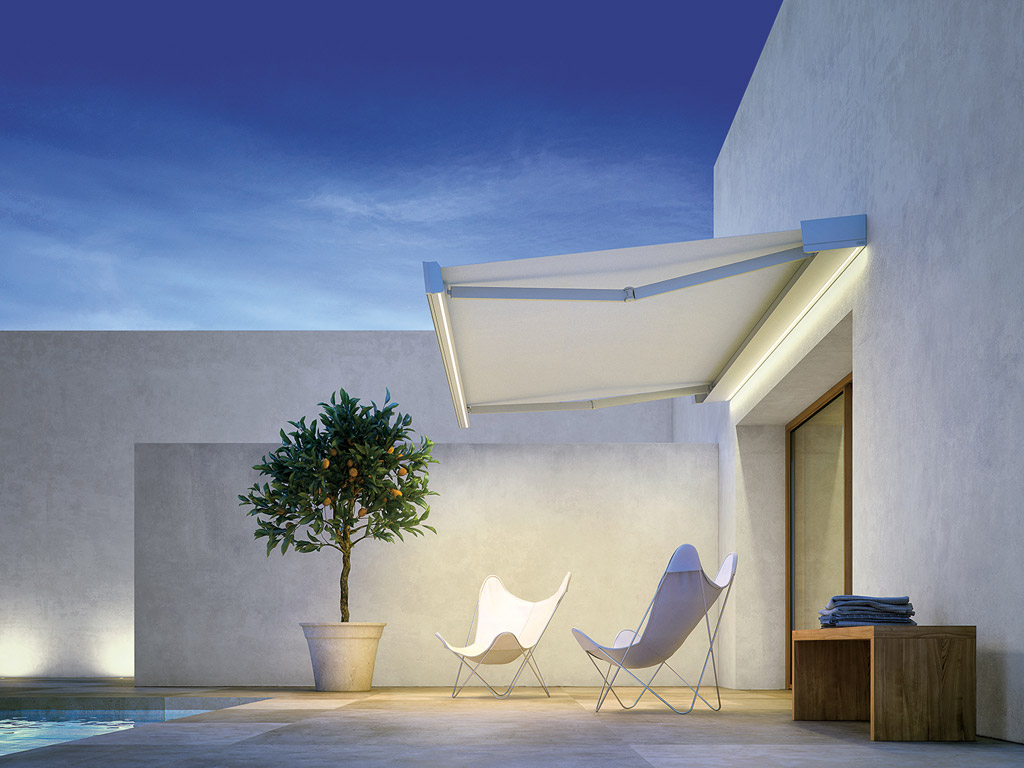 Pratic. Per una suggestiva illuminazione dell’area sottostante la tenda da sole “T-Hide” è dotata di strip LED con luce dimmerabile. Un’altra importante novità che risponde all'esigenza di avere punti luce sotto la tenda evitando l’utilizzo di altre apparecchiature.