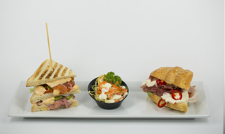 Le tre ricette ideate da Joe Bastianich e presentate al Ristorante Ricci di Milano, in occasione della serata/evento dedicata alle novità e alle iniziative che Hellmann's riserva ai food lovers italiani. Da sinistra Duck Club Sandwinch, Coleslaw e Italian