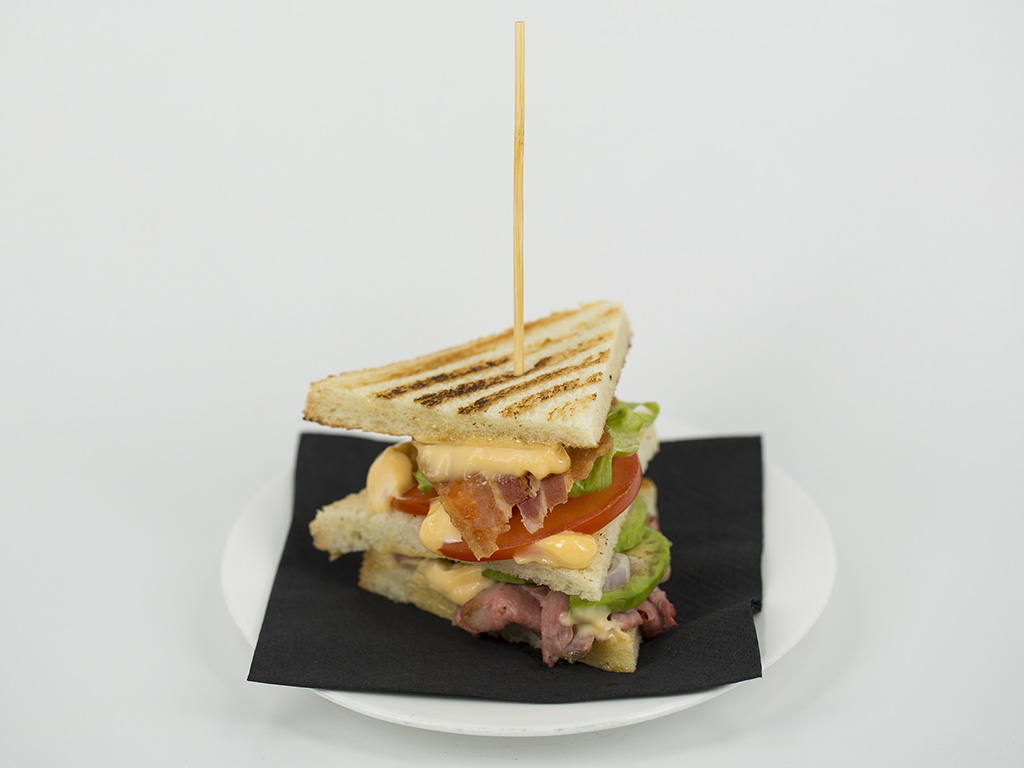 Nell'immagine la ricetta icona ideata da Joe Bastianich in occasione della serata Hellmann's al Ristorante Ricci di Milano. Si chiama Duck Club Sandwich.