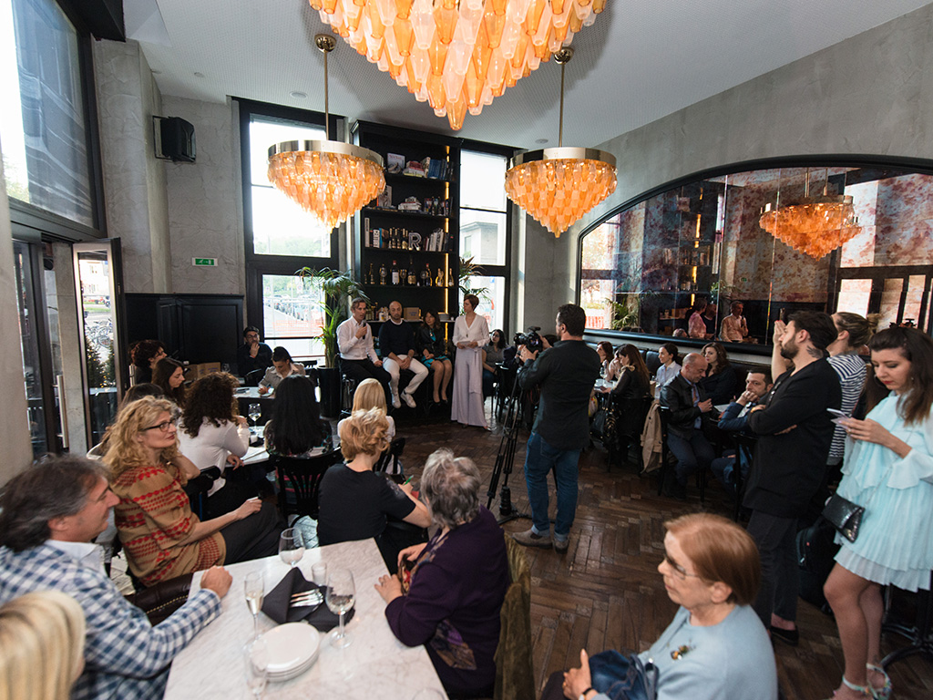 Una foto della serata Hellmann's, del 12 aprile 2017, al Ristorante Ricci di Milano. Sullo sfondo, da sinistra verso destra, Massimiliano Caporuscio, Direttore Marketing Food&Beverages Uniliver Italia, Joe Bastianich, Claudia Trazza, Manager Director Unilever Foodsolotions e Laurel Evans blogger di
