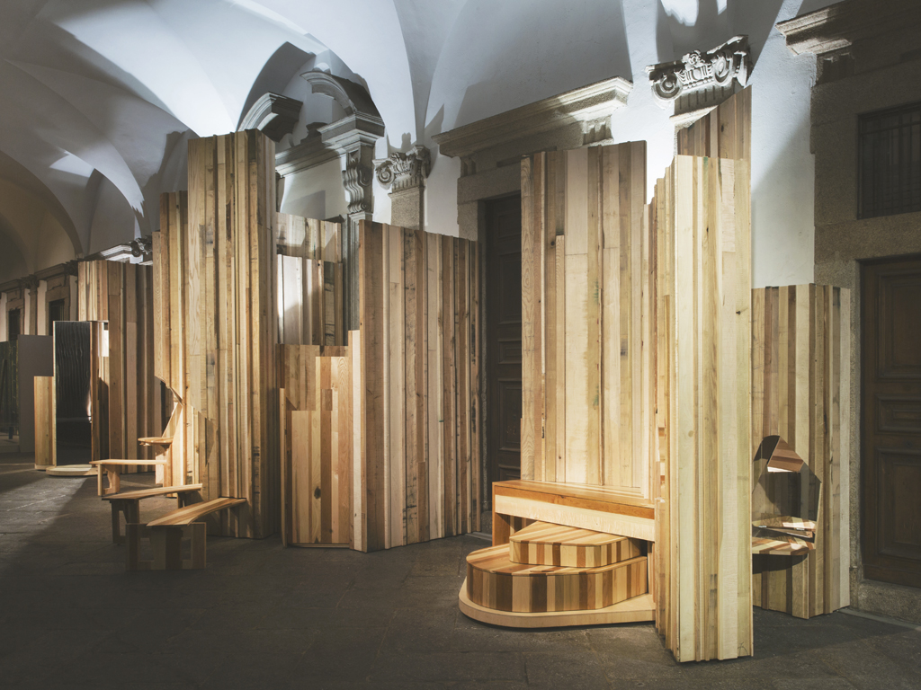 L’installazione “Too good to waste”, progettata dall’Architetto Benedetta Tagliabue su proposta dell’American Hardwood Export Council è stata realizzata dagli artigiani della Benchmark, uno dei principali produttori di mobili del Regno Unito. Ph. Giovanni Nardi