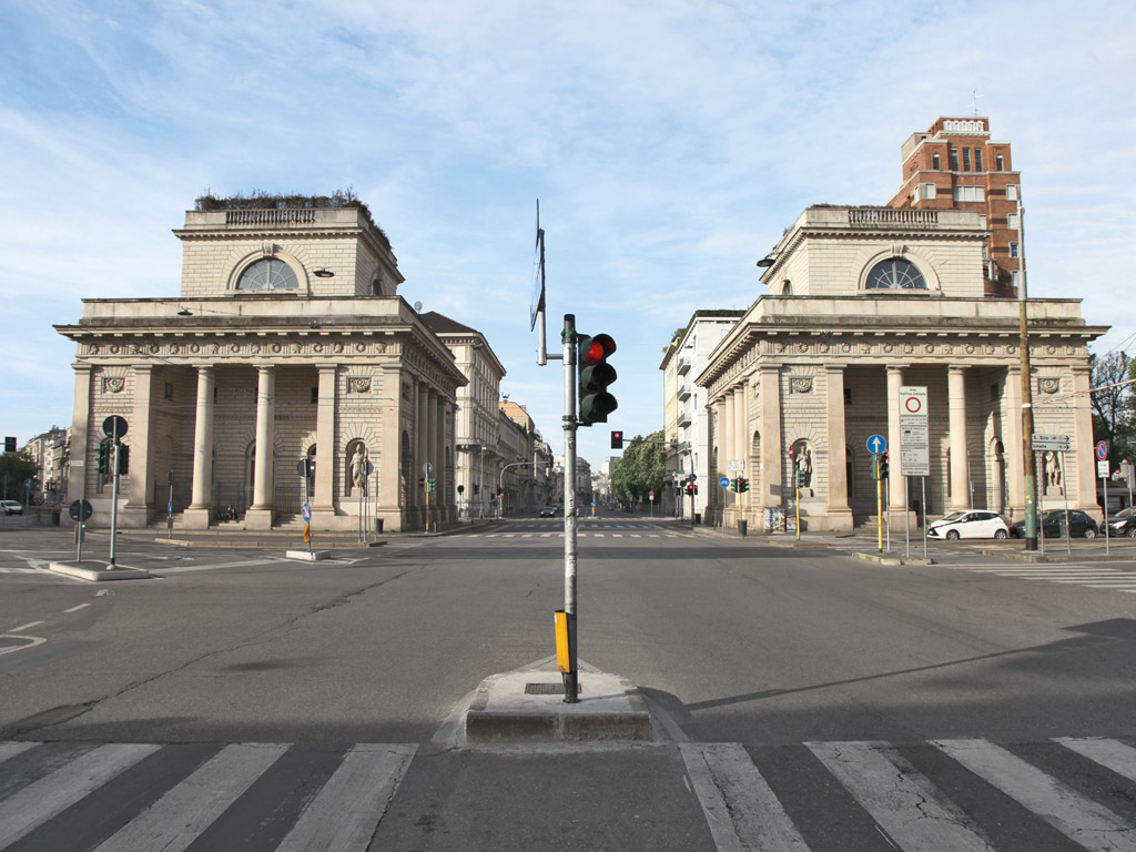 Porta Venezia. È una delle sei porte principali di Milano. Fino al 1860 denominata Porta Orientale. Sorge al centro di piazza Oberdan tra la fine di corso Venezia e l’inizio di corso Buenos Aires.