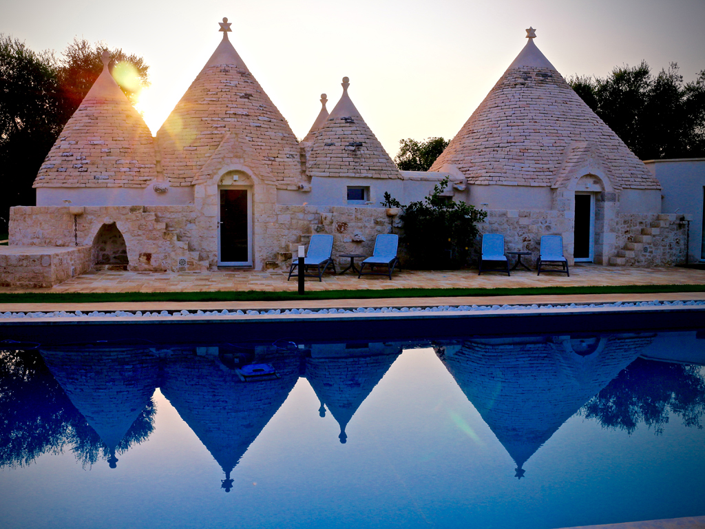 Relais Villa Aieni. Valle d’Itria. San Vito dei Normanni. I “sei coni” al tramonto. L’arredo outdoor è della Nardi, collezione Scolaro.