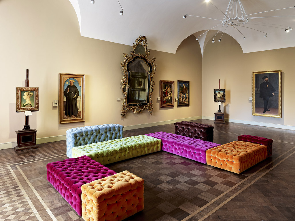 Museo Poldi Pezzoli. Il palazzo risale al XVII secolo. Acquistato alla fine del Settecento da Giuseppe Poldi Pezzoli, antenato di Gian Giacomo Poldi Pezzoli. L'idea di Casa Museo, che raccogliesse una collezione d’arte italiana, fu un progetto di Gian Giacomo che aprì spesso e volentieri la propria casa a studiosi e collezionisti. Alla morte, improvvisa e senza eredi, Gian Giacomo Poldi Pezzoli nel testamento dispose che la sua casa e tutte le opere contenute in essa divenissero una Fondazione Artistica. Il Museo è stato inaugurato il 25 aprile 1881. @Walter Gumiero