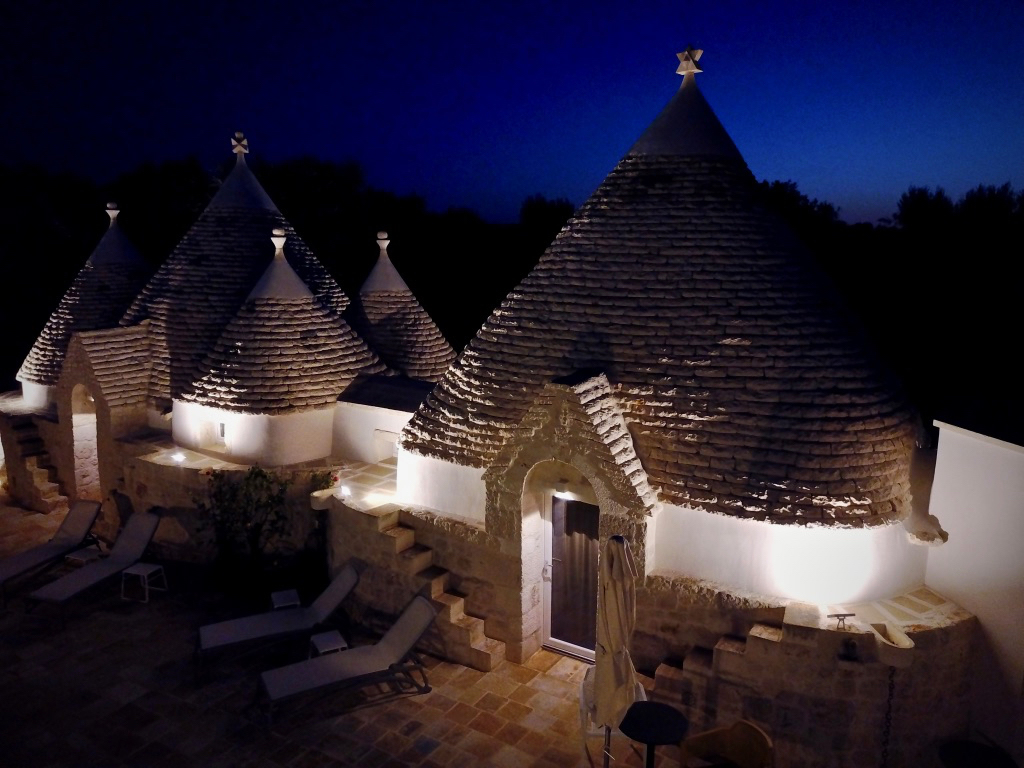 Relais Villa Aieni. Valle d’Itria. San Vito dei Normanni. I “sei coni” in notturna.