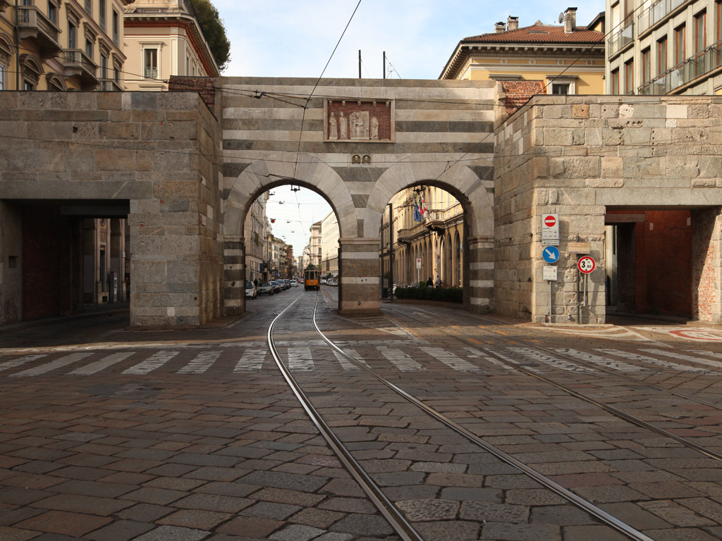 Archi di Porta Nuova. Porta fortificata medioevale in Piazza Cavour a Milano è inglobata tra edifici minori. Sul lato esterno della porta è visibile il tabernacolo marmoreo della Madonna con il Bambino e i Santi, inserito tra il 1330 e il 1339. Il lato interno custodisce stele e lapidi di epoca romana.