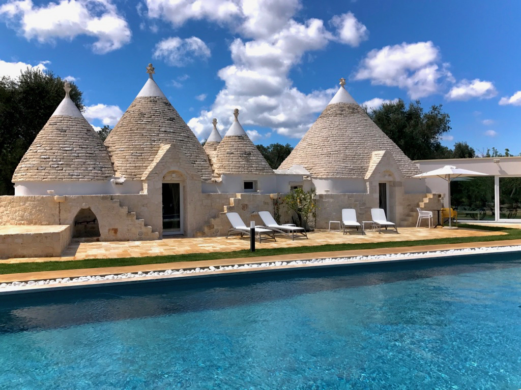 Relais Villa Aieni. Valle d’Itria. San Vito dei Normanni. I “sei coni” che costituiscono la vecchia struttura, si affacciano sulla piscina, lunga 15 metri, ideale per chi ama il nuoto e per i bambini ai quali è stata riservata una zona poca profonda.