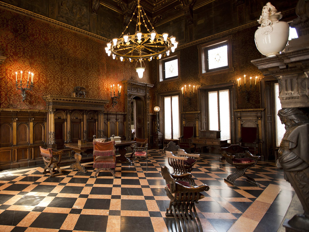 Museo Bagatti Valsecchi. Si trova in via Gesù 5 a Milano. La casa museo mantiene intatto l’arredo creato originariamente dai proprietari, i fratelli Fausto e Giuseppe Bagatti Valsecchi nati rispettivamente nel 1843 e nel 1845, appassionati all'arte e all'architettura. Il palazzo è stato acquistato dalla Regione Lombardia nel 1975. (Credits R. Longoni)