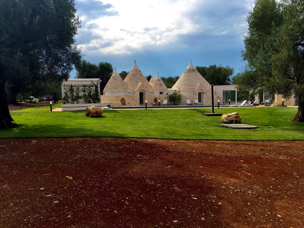 Relais Villa Aieni. Valle d’Itria. San Vito dei Normanni. Nell'immagine è visibile sia la parte vecchia, con i “sei coni”, sia la parte nuova della villa che ospita la “zona giorno” con un ampio spazio esterno e una cucina super attrezzata.