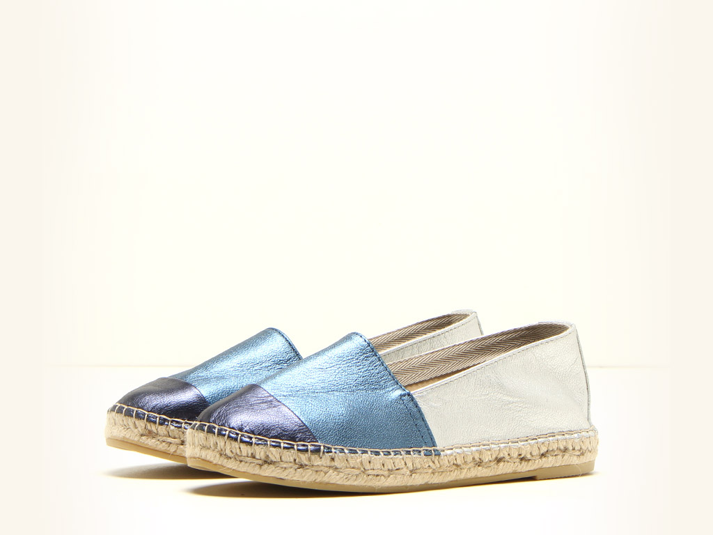 Michele Lopriore. Collezione Spring/Summer 2017. Espadrillas in pelle blu metal. Suola in gomma. Altezza para: un centimetro.