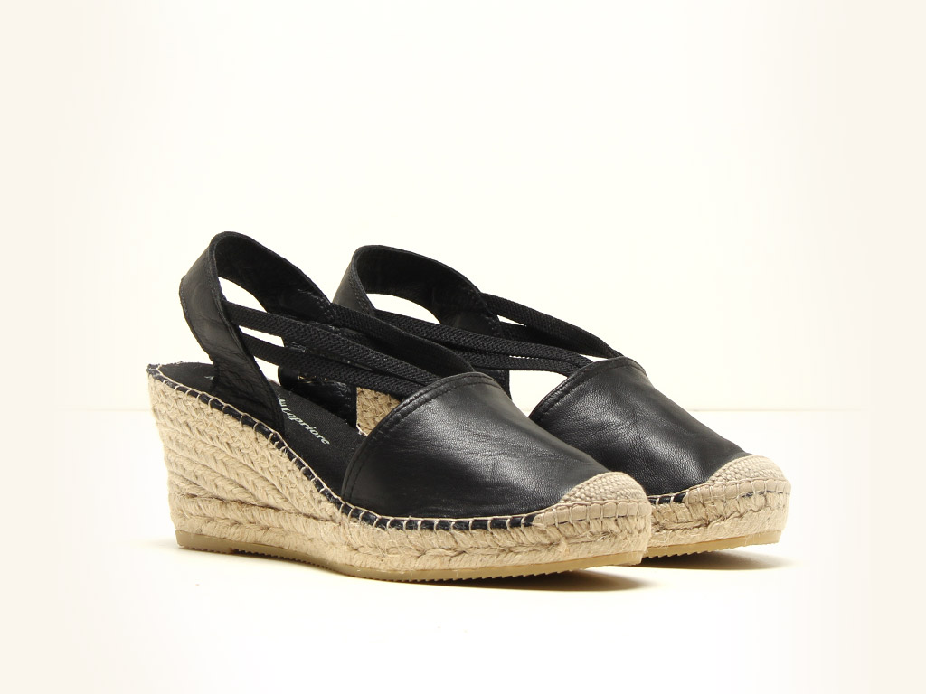 Michele Lopriore. Collezione Spring/Summer 2017. Espadrillas con zeppa in corda in nappa nera. Suola in corda. Altezza tacco: sette centimetri.