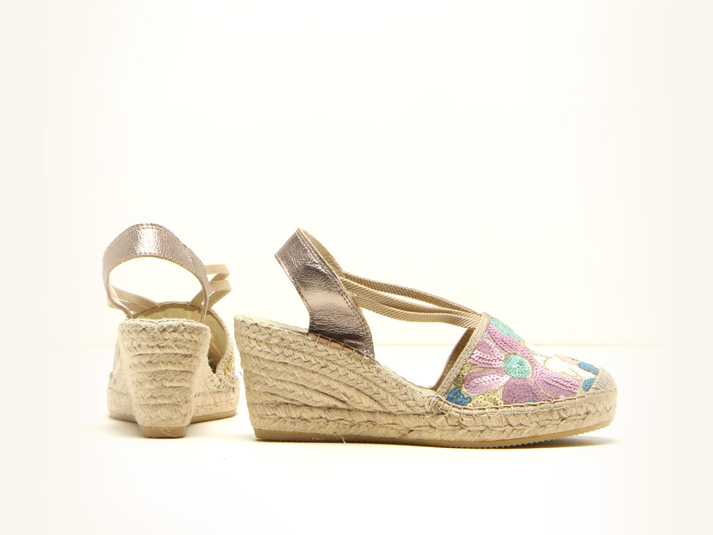 Michele Lopriore. Collezione Spring/Summer 2017. Espadrillas con zeppa in corda. Suola in corda. Altezza tacco: sette centimetri. Colore: lentejuela diana.