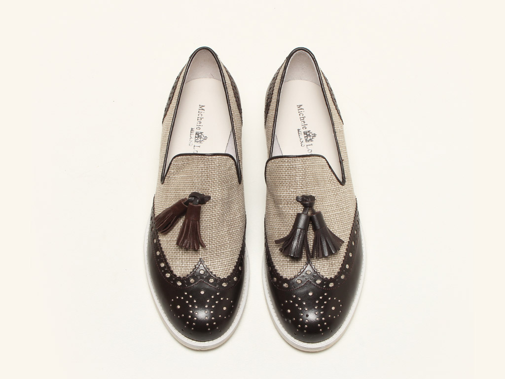 Michele Lopriore. Collezione Spring/Summer 2017. Mocassino con nappina. Suola in gomma. Altezza tacco: due centimetri. Tonalità disponibili: asport navy/pipita bleu, pipita moro/canvas ecru, pipita navy/canvas moro.