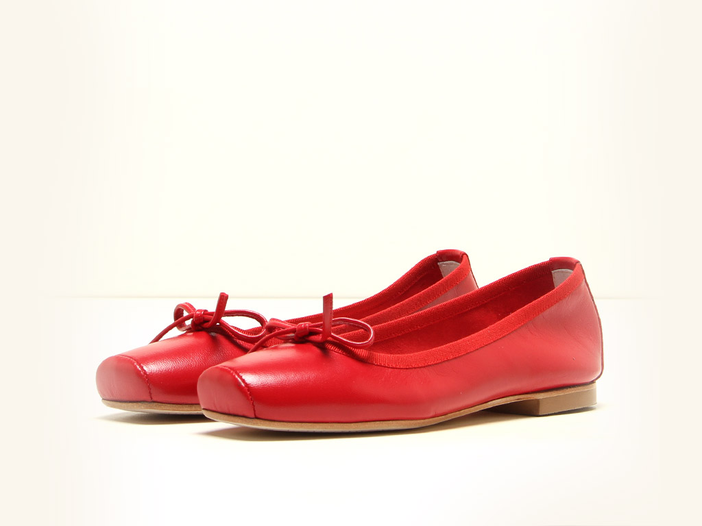 Michele Lopriore. Collezione Spring/Summer 2017. Ballerina punta quadrata in morbida nappa rossa. Tomaia in nappa. Suola in cuoio. Altezza tacco: un centimetro. Altre tonalità disponibili: laminato ottone e bronzo, stampa pitone, argento, tuffato sabbia e platino, nappa nera cuoio blu e bianca, camoscio terra nuvola bluette e jeans.