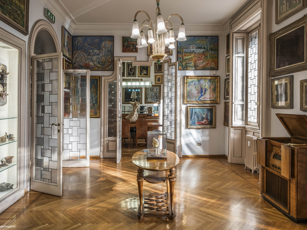 Casa Boschi di Stefano. Ubicata in via Giorgio Jan, 15 a Milano. Aperta al pubblico dal 2005 la villa espone una raccolta di pitture, sculture e disegni che vanno dal primo decennio del Novecento alla fine degli Anni Sessanta. Sono visibili circa trecento pezzi, delle oltre duemila opere che compongono la collezione, appartenuti in vita ai coniugi Antonio Boschi e Marieda Di Stefano. La raccolta completa delle opere è stata donata nel 1974 al Comune di Milano.