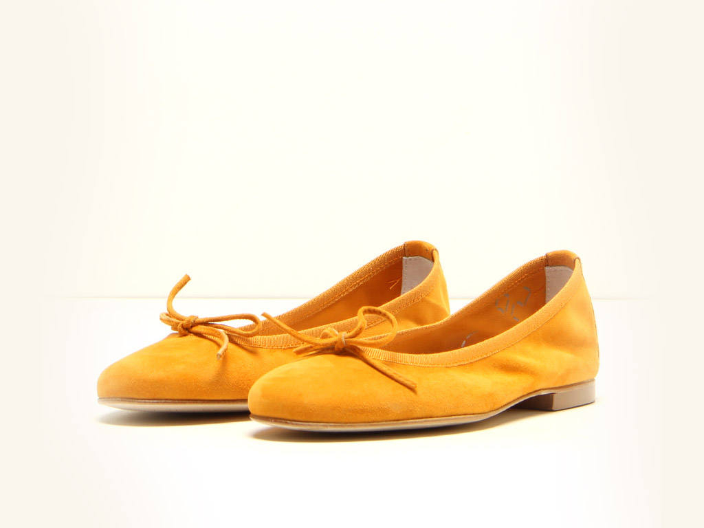 Michele Lopriore. Collezione Spring/Summer 2017. Ballerina classica in camoscio color ocra. Tomaia in camoscio. Suola in cuoio. Altezza tacco: un centimetro. Altre tonalità disponibili: pepe, jeans e camel.