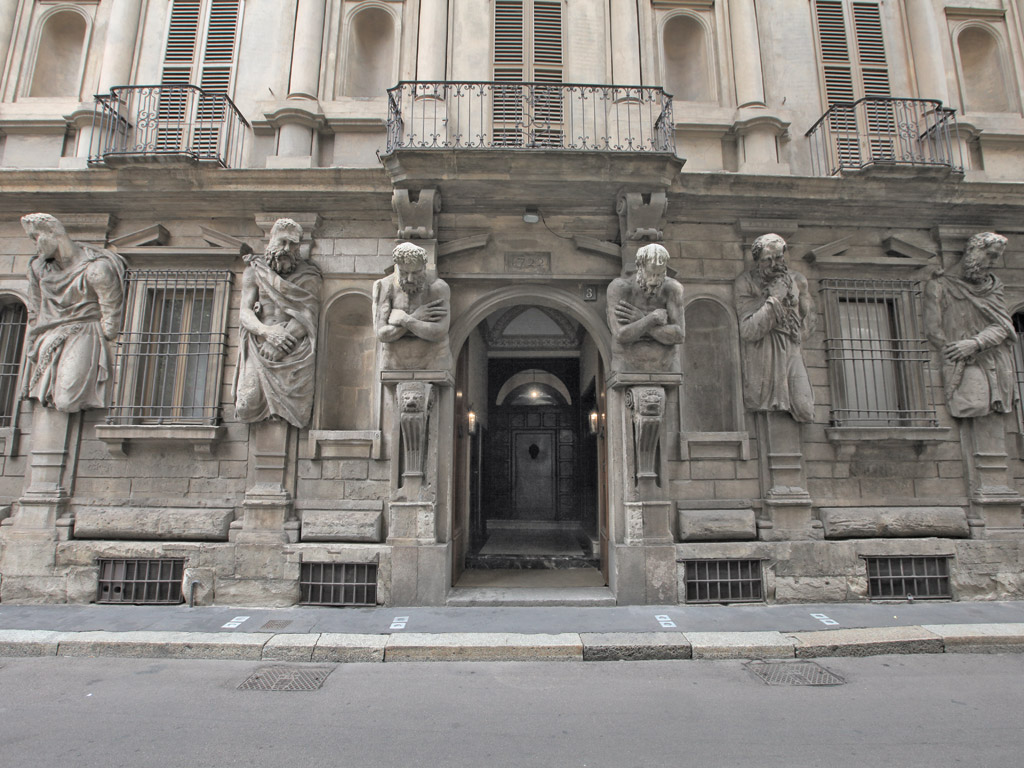 Casa degli Omenoni. O Palazzo Leoni-Calchi. Sita in via degli Omenoni, fu costruita intorno al 1565. Il nome si deve agli otto omenoni “grandi uomini”, scolpiti in facciata da Antonio Abondio. Il palazzo dal 1924 è sede di Clubino: esclusivo circolo per gentiluomini.