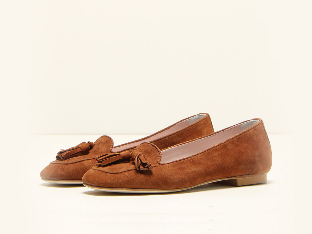 Michele Lopriore. Collezione Spring/Summer 2017. Mocassino con nappina in camoscio. Suola in cuoio. Altezza tacco: un centimetro. Tonalità disponibili: blu e cuoio.