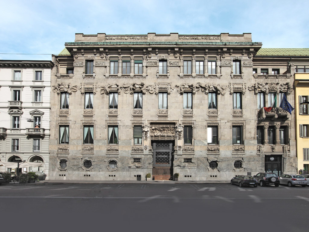 Palazzo Castiglioni. Si trova in Corso Venezia, 47 a Milano. Fu costruito da Giuseppe Sommaruga tra il 1901 e il 1904 su richiesta dell’imprenditore Ermenegildo Castiglioni. Attualmente è la sede dell’Unione Commercianti di Milano.