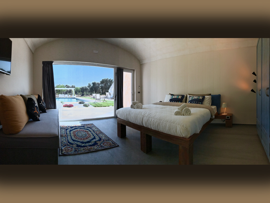 Relais Villa Aieni. Valle d’Itria. San Vito dei Normanni. La struttura può ospitare massimo otto persone. Sono tre le camere da letto, nell'immagine la master suite con affaccio sulla piscina.
