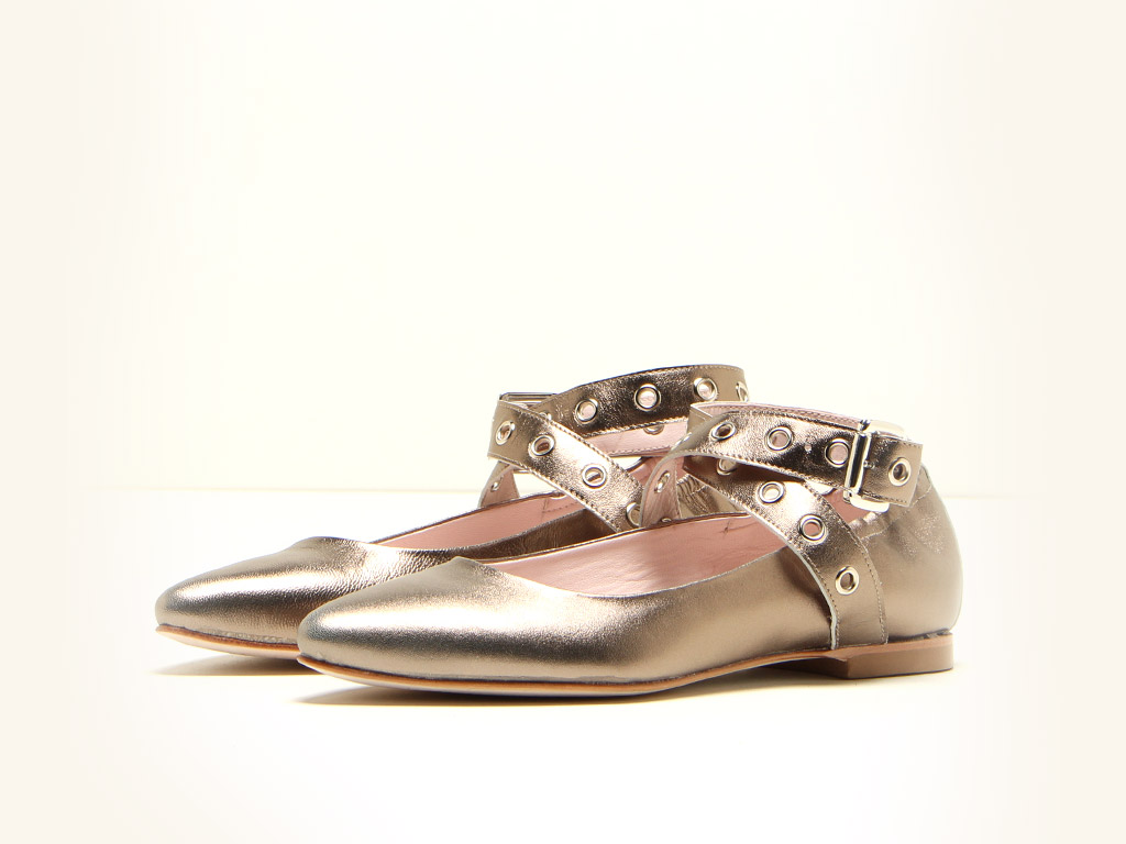 Michele Lopriore. Collezione Spring/Summer 2017. Ballerina con chiusura alla caviglia. Suola in cuoio. Altezza tacco: un centimetro. Tonalità disponibili: laminato ottone e nero.