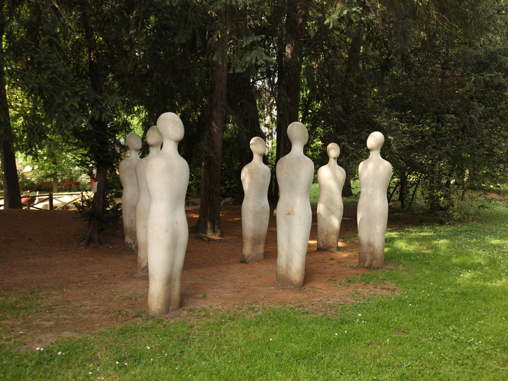 PAC Padiglione di Arte Contemporanea è in via Palestro, 14 a Milano. Si trova accanto alla Villa Reale e fu costruito da Ignazio Gardella tra il 1951 e il 1949. Andò quasi completamente distrutto in un incendio nel 1993 e ricostruito pressoché identico all'originale per decisione dell’allora assessore Philippe Daverio.