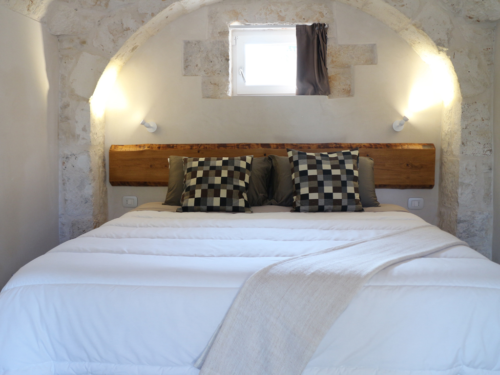 Relais Villa Aieni. Valle d’Itria. San Vito dei Normanni. Le tre camere da letto hanno un accesso indipendente sia al giardino sia alla piscina.