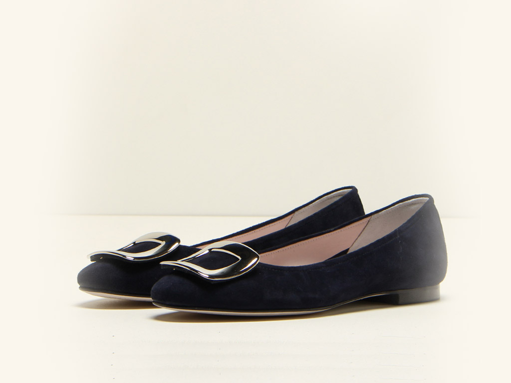 Michele Lopriore. Collezione Spring/Summer 2017. Ballerina con fibbia. Suola in cuoio. Altezza tacco: un centimetro. Tonalità disponibili: nero, blu e pepe.