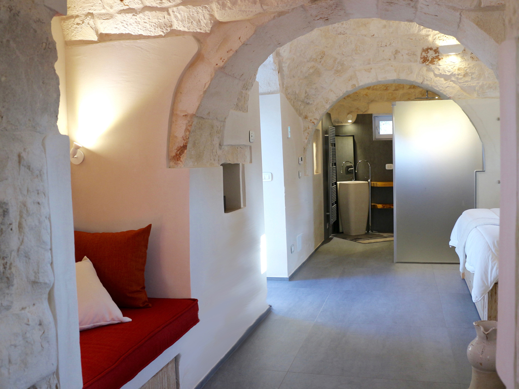 Relais Villa Aieni. Valle d’Itria. San Vito dei Normanni. Un'immagine del corridoio, sempre nella parte vecchia della struttura, dal quale si accede alla camera da letto principale.