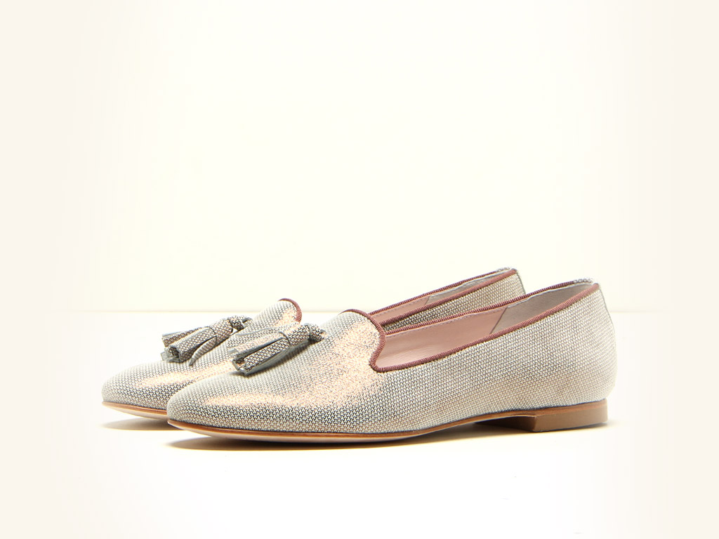 Michele Lopriore. Collezione Spring/Summer 2017. Pantofolina con nappina. Suola in cuoio. Altezza tacco: un centimetro. Tonalità disponibili: tecno bronzo e tecno argento.
