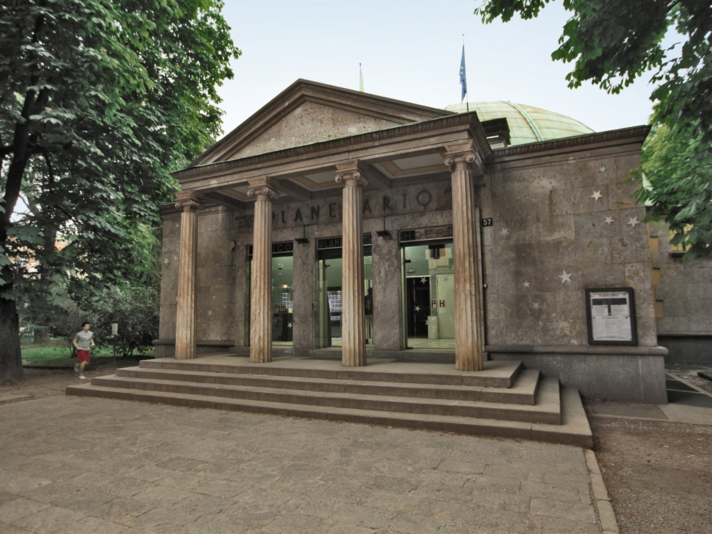 Il Civico Planetario “Ulrico Hoepli” è all'interno dei Giardini Pubblici “Indro Montanelli” a Porta Venezia. E’ il planetario più grande d’Italia. Inaugurato il 20 maggio 1930, fu donato il 10 luglio 1929 alla città di Milano da Ulrico Hoepli, fondatore nell'omonima casa editrice, specializzata in contenuti tecnico scientifici.