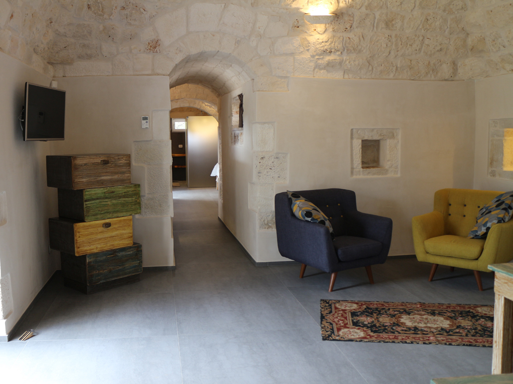 Relais Villa Aieni. Valle d’Itria. San Vito dei Normanni. La struttura vecchia accoglie le tre camere da letto, una grande sala da pranzo, con il soffitto a volta in pietra, e una serie di aree salotto/lettura.