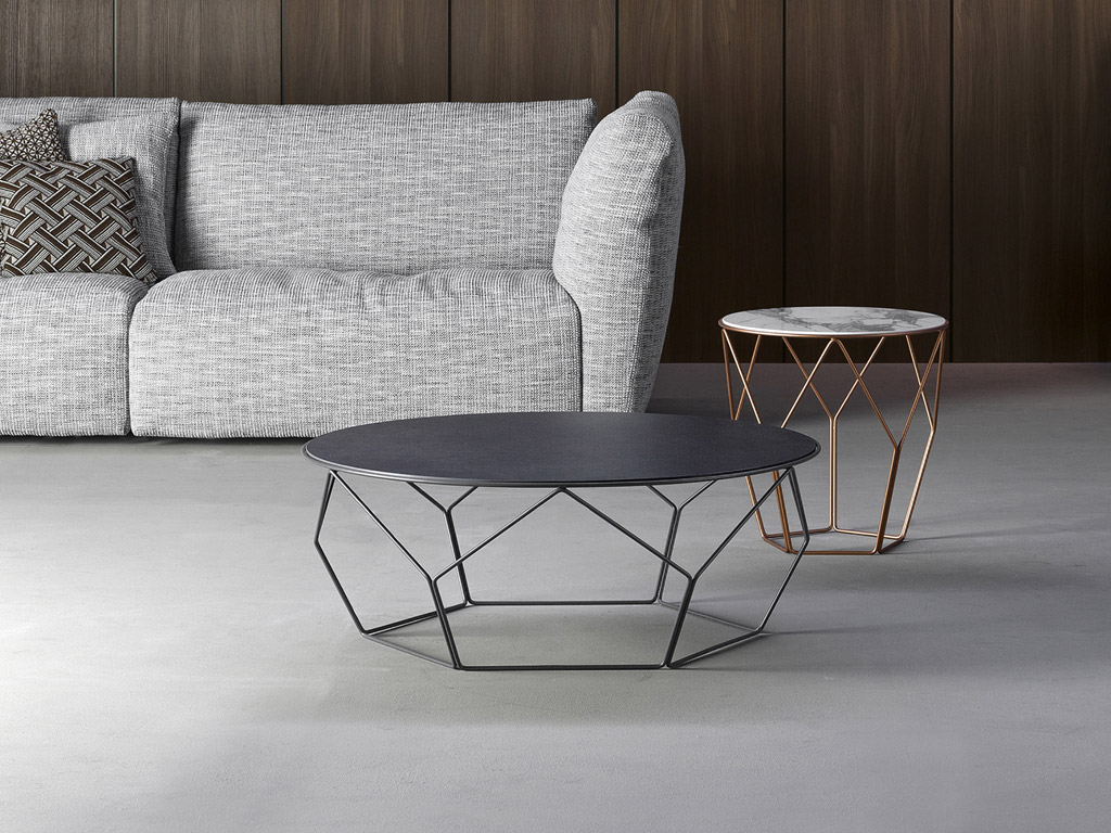 Bonaldo. “Arbor” progettato da Dondoli e Pocci coniuga l’essenzialità occidentale al gusto orientale per la decorazione. La base, in metallo, è infatti la corolla di un fiore. I petali, stilizzati, sostengono il piano disponibile in cristallo o ceramica.
