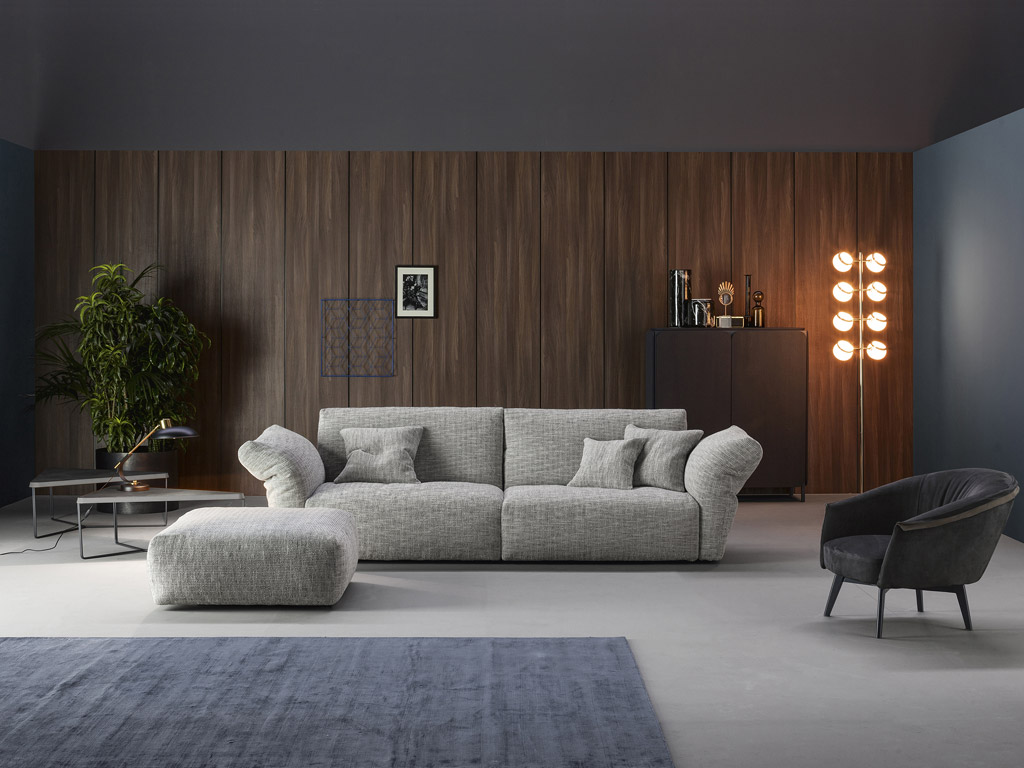 Bonaldo. “Cortina” progettato da Mauro Lipparini è un divano modulare, con imbottitura in piuma, disponibile anche con chaise longue e pouf. Schienali e braccioli sono reclinabili. È possibile inserire nella composizione una serie di elementi contenitori o pratici tavolini in cuoio.