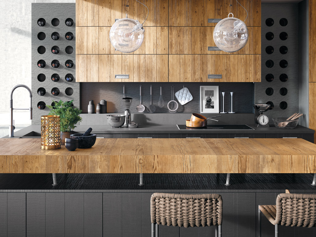 Marchi Cucine. Collezione Gusto Italiano. Modello Lab 40. Il piano cottura è imponente. I porta bottiglie dalle finiture speciali, sono progettati nella variante a terra oppure a filo top. Il tutto è incorniciato da un sistema di pensili a giorno con illuminazione a led.