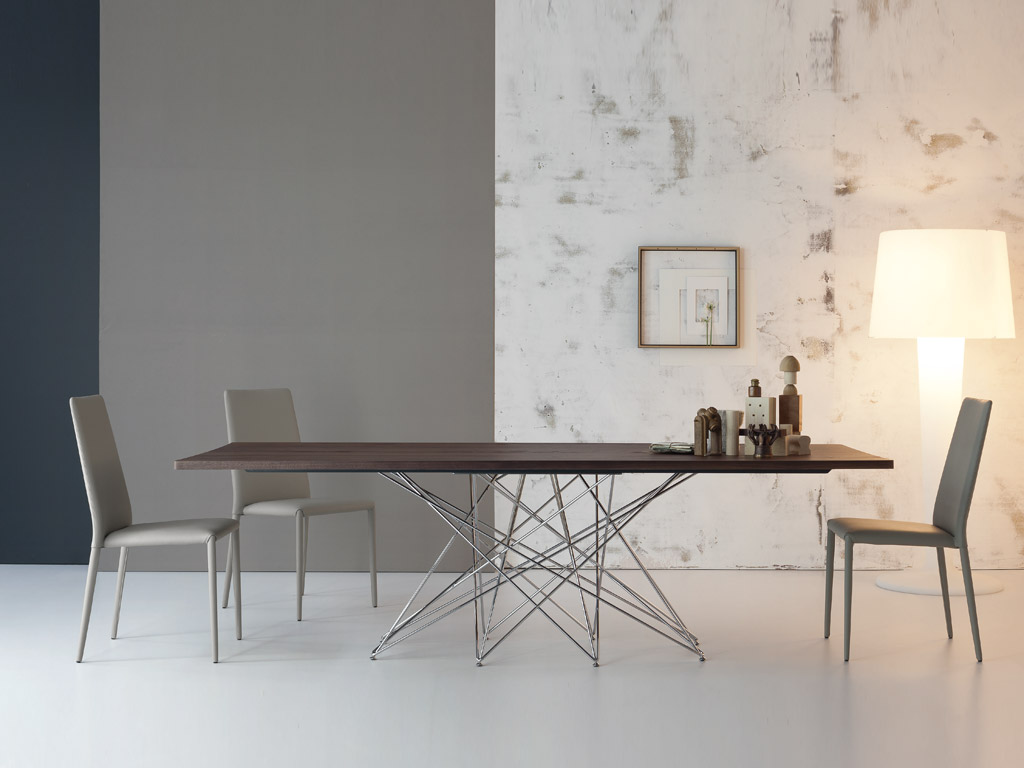 Bonaldo. “Octa”, di Bartoli design, è un tavolo fisso o allungabile con base in metallo cromato, verniciato, oppure in black nickel. Il piano rettangolare è disponibile in diversi materiali e finiture. Nella versione fissa è realizzabile anche con piano rotondo, in cristallo o ceramica.