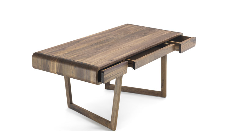 Riva 1920 al Salone 2017 ha presentato lo scrittoio Stilo di Claudio Bellini