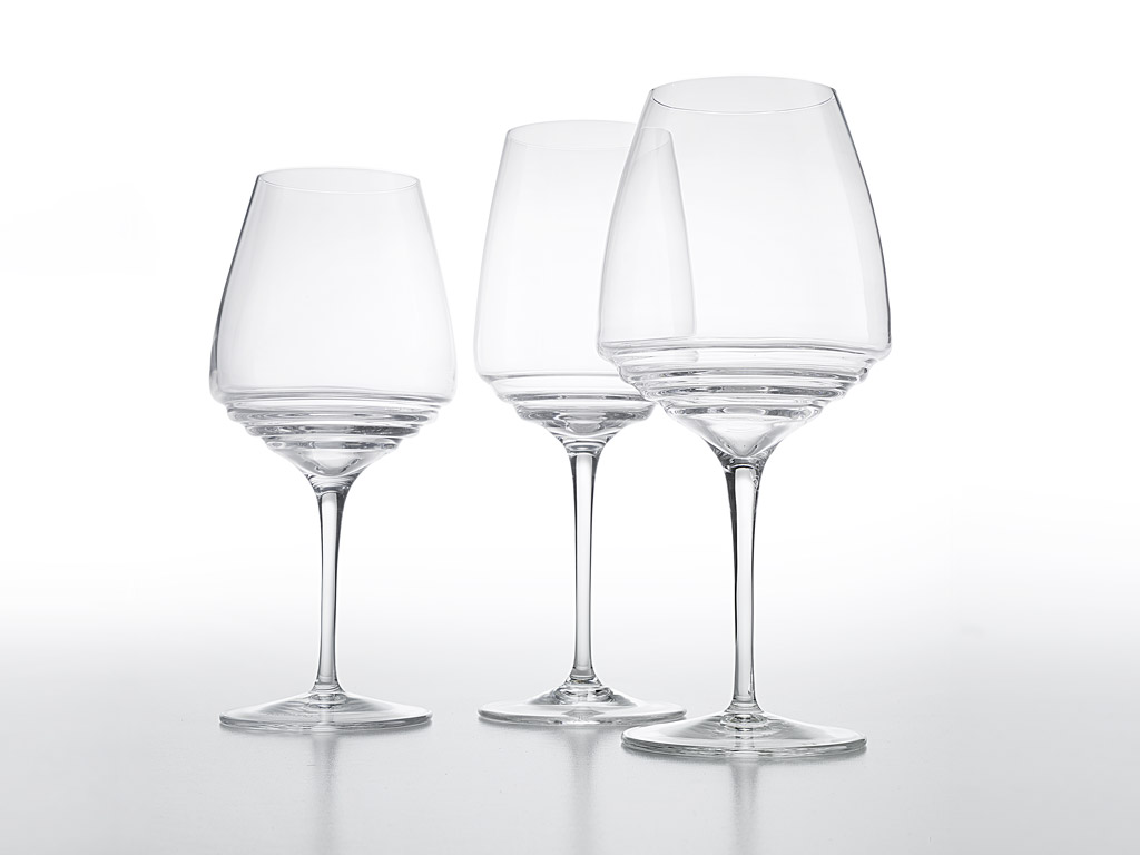 Zafferano. Le ondulazioni alla base del bevante, tratto distintivo della collezione “Esperienze”, facilitano la centrifugazione, l’ossigenazione e il percorso evolutivo del vino, fino a farne raggiungere la condizione di perfetta bevibilità. Queste scanalature consentono inoltre di osservare tutta la gamma di tonalità e riflessi del vino senza dover inclinare il bicchiere.