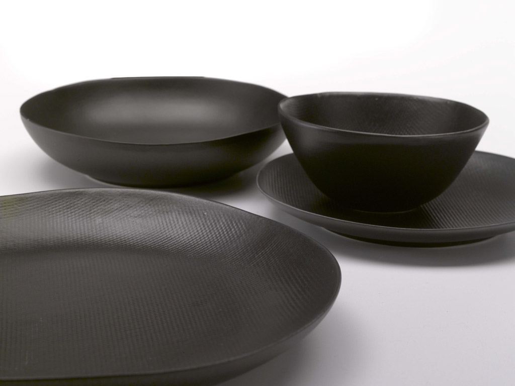 Zafferano. Piatti e ciotole in molteplici forme e dimensioni, contenitori per pietanze e tazze in vari formati. “Magma” è una collezione total black dall'eleganza ruvida. Ideale per impiattamenti ricercati, per dare enfasi ai colori delle pietanze, per una serata dove l’oriente è nel piatto.