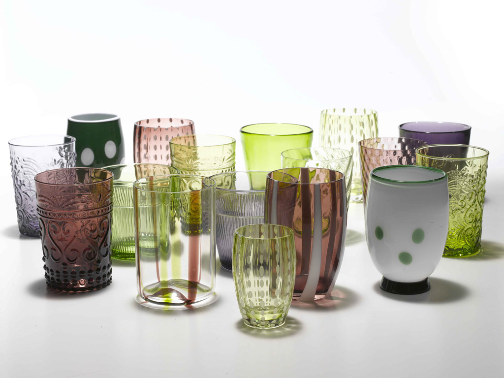 Zafferano. “Melting Pot” non è propriamente una nuova collezione quanto un approccio innovativo all'arredo della tavola. “Melting Pot” esprime il desiderio di contaminazione di forme e colori – di tendenza e con proposte in mono o bicromia – che nel loro mescolarsi producono effetti e soluzioni ogni volta diversi e sorprendenti. Qui nella versione green e amethyst.