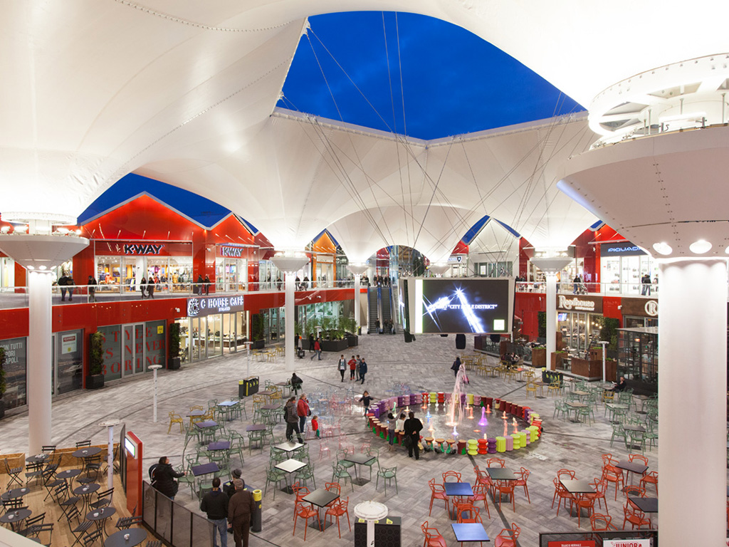 Scalo Milano City Style a Locate Triulzi, provincia di Milano, nell'immagine la Food Court che è stata concepita come un’arena ribassata rispetto al piano strada.
