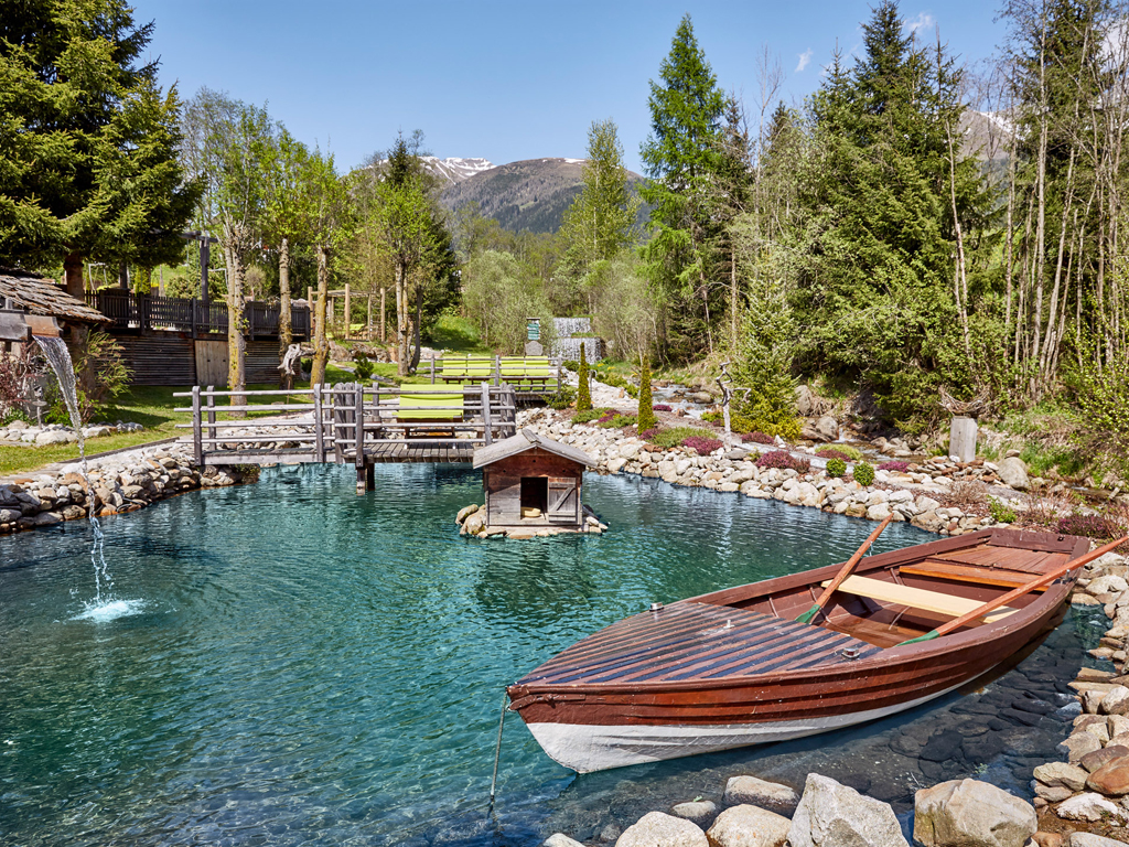 Hotel Quelle Nature Spa Resort. La struttura è circondata da un parco naturale di 5.000 mq. Nell'immagine il laghetto delle trote.