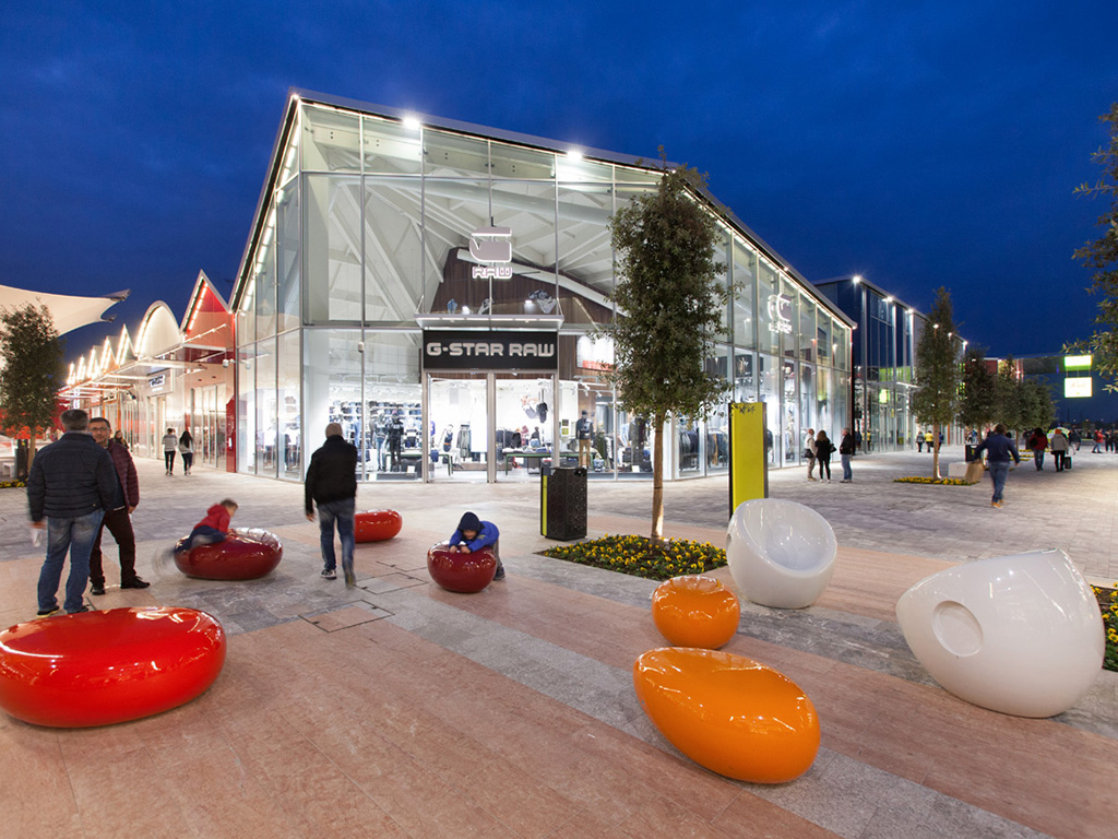 Scalo Milano City Style a Locate Triulzi, provincia di Milano, è un percorso commerciale che si sviluppa su tre macro aree tematiche: design, fashion e food. La struttura ospita negozi che puntano sia sulle nuove collezioni sia su prodotti di qualità a prezzo scontato per tutto l’anno.