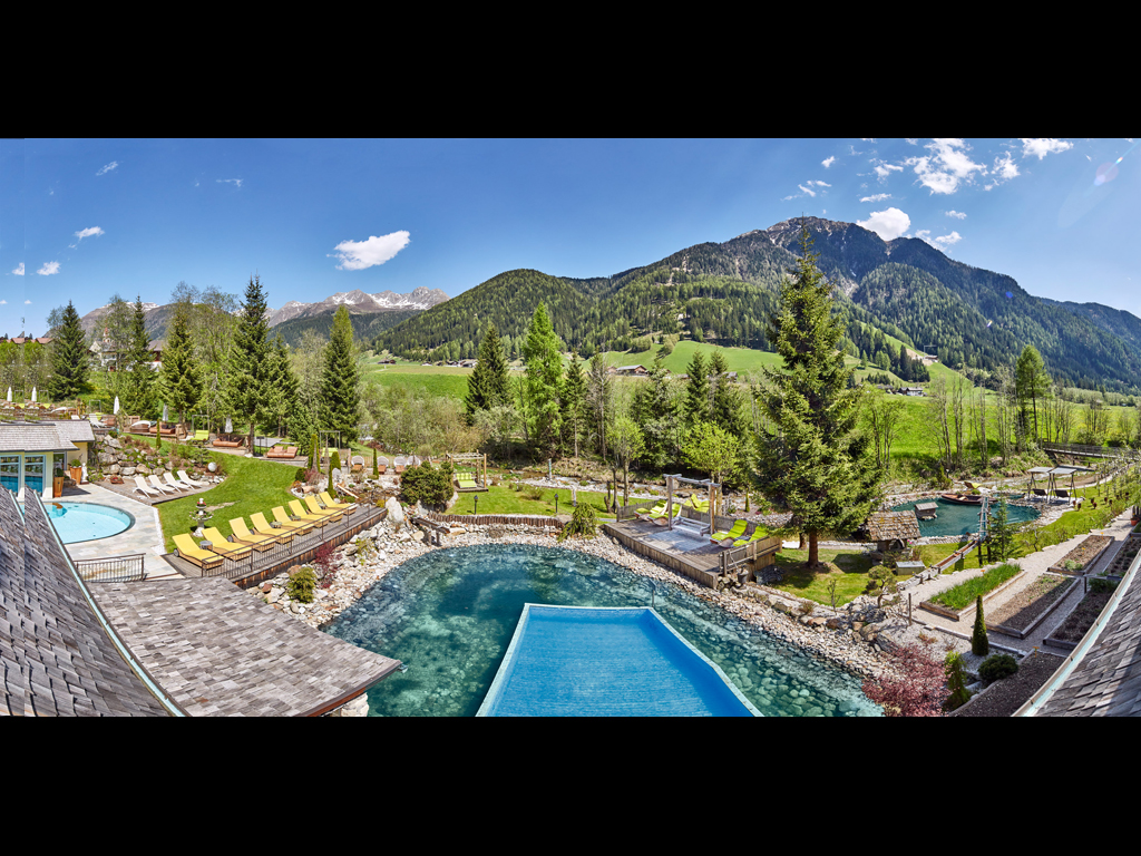 Hotel Quelle Nature Spa Resort. La struttura è circondata da 5.000 mq di parco naturale. Un mulino ad acqua, un laghetto delle trote, un ruscello, un giardino alpino delle erbe e un percorso Kneipp. La zona benessere, di circa 3.000 mq, conta numerose attrazioni tra piscine e saune.