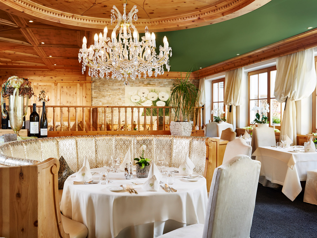 Hotel Quelle Nature Spa Resort. Il Ristorante. Ricche colazioni, pranzi tradizionali e la giornata si conclude con cene di cinque/sei portate per tutte le esigenze. Il sommelier Akos è a disposizione per suggerire il vino perfetto.