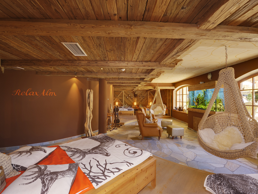 Hotel Quelle Nature Spa Resort. La Sala Relax con dondoli. All'interno della struttura dieci saune a tema con reparto nudisti, una “infinity sauna dello show” con gettate a tema, un fantastico snow room, una baita alpina all'aperto con due saune. Il reparto Beauty offre una grande varietà di trattamenti. Per le coppie l’esclusiva private spa suite Romeo & Giulietta.