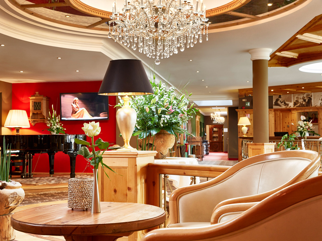 Hotel Quelle Nature Spa Resort. La Lobby con piano bar. La struttura offre inoltre la Sky Lodge, malga relax con acquario e la cupola del silenzio.