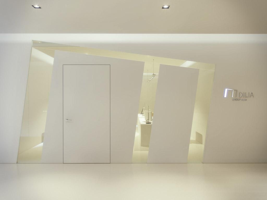 Sistemi Raso Parete. “Raso Vitra” è la declinazione in cristallo delle soluzioni complanari di Sistemi RasoParete: porte, ante e divisori, senza infissi a vista, con ferramenta minimalista. Amplia®, invece, propone soluzioni di divisione degli spazi personalizzabili.