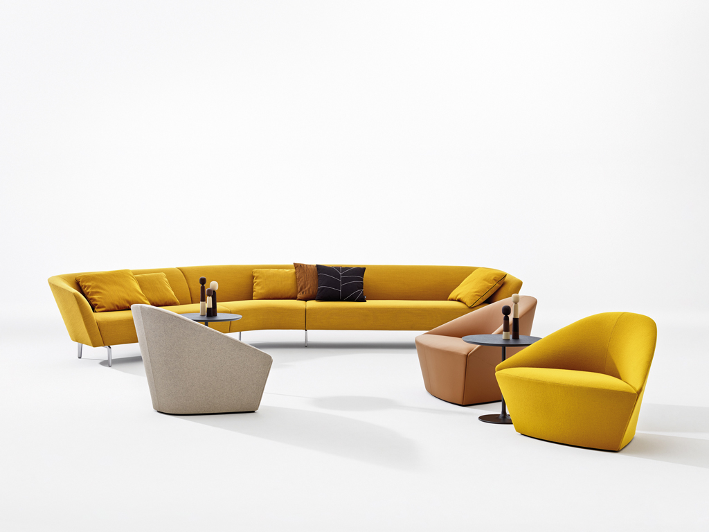 Arper. “Colina” è una collezione di poltrone dal profilo elegante e dal design accogliente. Concepita per completare le forme fluide del divano “Loop”. Tutte le versioni sono realizzate con base rivestita, mentre la versione media è disponibile anche con base cantilever, a slitta o con quattro gambe in legno. Design: Studio Lievore Altherr Molina.